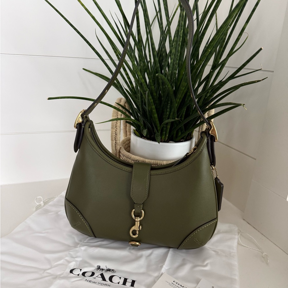 Coach Hamptons Hobo in Olive 💚